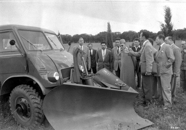 Unimog U30, Baureihe 411 mit Schmidt K1 Keilschneepflug bei einer Vorführung vor Exportkunden