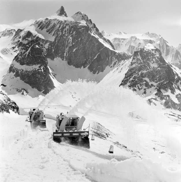 Unimog Baureihe 411 mit Schmidt Schneefräse und Aufbaumotor, bei der Räumung des Großen St.Bernhard-Passes 1968