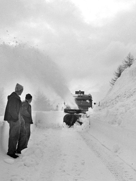 Unimog Baureihe 411 mit Aufbaumotor und Schmidt Schneeschleuder mit Pflugzuführung