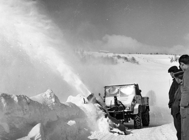 Unimog Baureihe 411 mit Schmidt Schneeschleuder mit Pflugzuführung