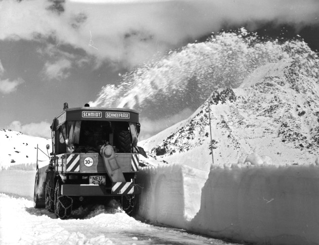 Unimog Baureihe 411 mit Schmidt Schneefräse und Aufbaumotor,bei der Räumung des Großen St. Bernhard-Passes 1968