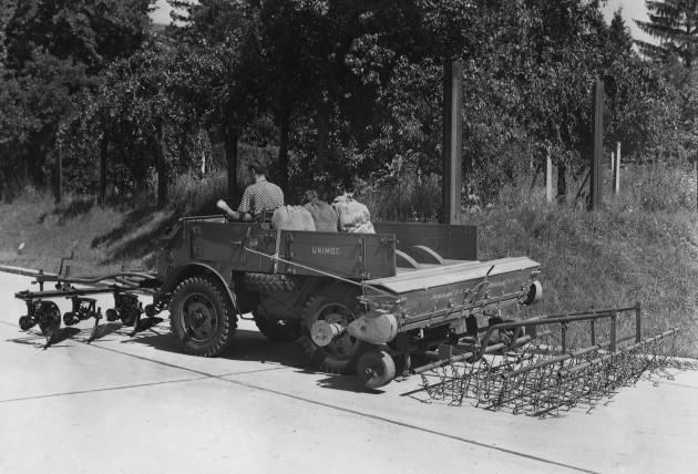 Unimog U25, Baureihe 2010 mit Fronthackgerät, Sämaschine und Egge