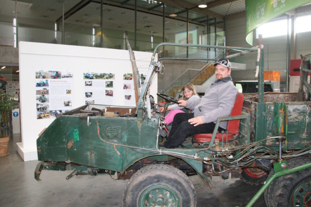 Thorsten Weigand mit Tochter Astrid in ihrem Unimog