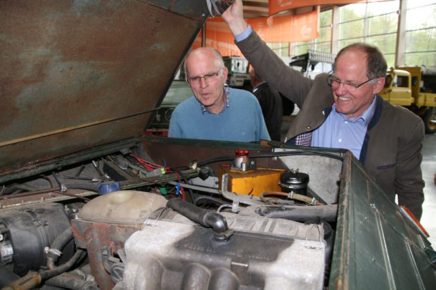 Gisbert Hindenach und Rene Dusseldorp bewundern die Technik unter der langen Motorhaube