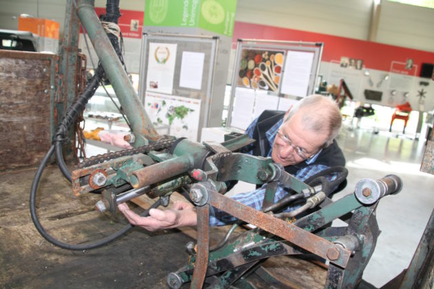 Die Drehvorrischtung für die Holzzange hat es Ueli Bicker angetan. Der Hydraulikzylinder ist mit der Kette verbunden. Beim Einziehen des Zylinders macht die Kette eine Drehbewegung und öffnet oder schließt die Zange.