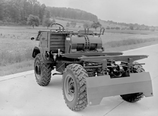 Unimog U30, Baureihe 411 Forstschlepper mit Glogger-Ausrüstung