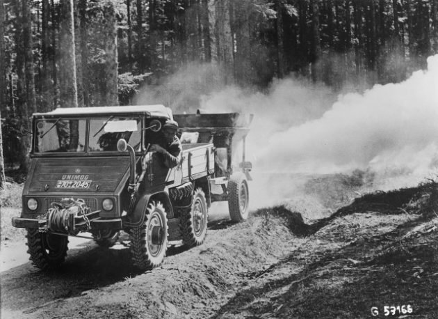 Unimog Baureihe 411 mit Anhänger bei der Waldkalkung