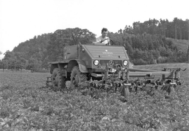 Unimog U30, Baureihe 411 mit Fronthackgerät