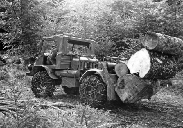 Unimog Baureihe 411 mit Glogger Forstausrüstung beim Rücken von Stammholz