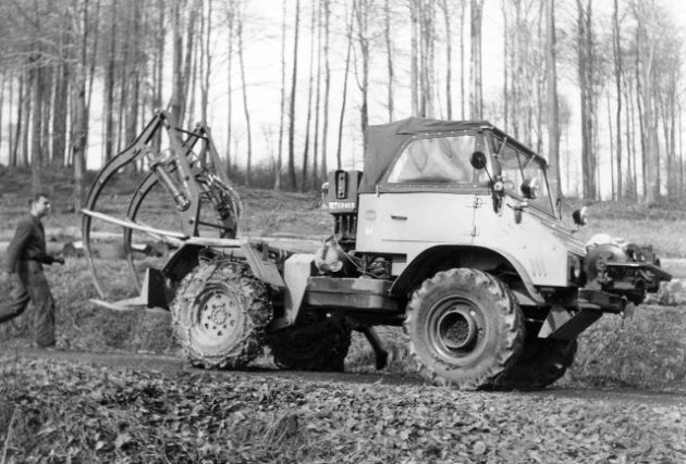 Unimog Baureihe 411 mit Werner Forstausrüstung, Frontseilwinde und Holzzange