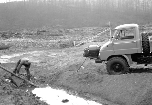 Unimog Baureihe 411 mit Vorbaukompressor zum Antrieb von Druckluftwerkzeugen und Geräten