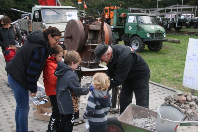 Unermüdlich präsentierte Andreas Burren seinen Steinbrecher. Achteinhalb Stunden war er auf eigener Achse mit seinem 411er aus der Schweiz angereist.