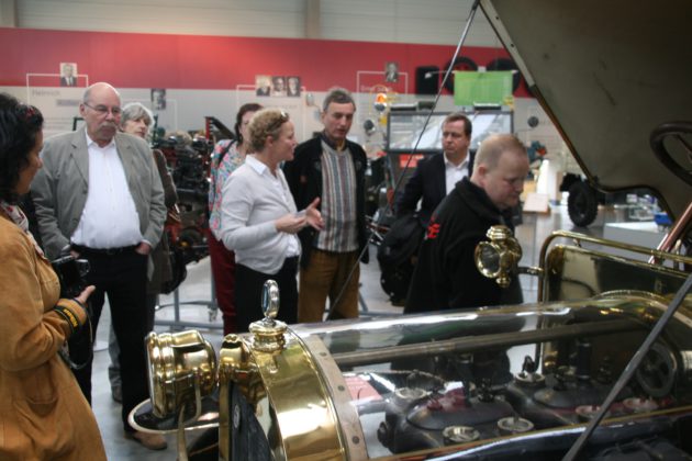 Hildegard Knoop, Geschäftsführerin des Museums und Kuratorin dieser Ausstellung führt durch das Museum